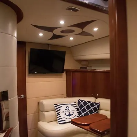 Boatsitges Hotel en barco